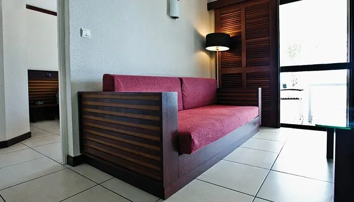 Salon de la Suite Alizé avec sa banquette et sa vue sur la mer