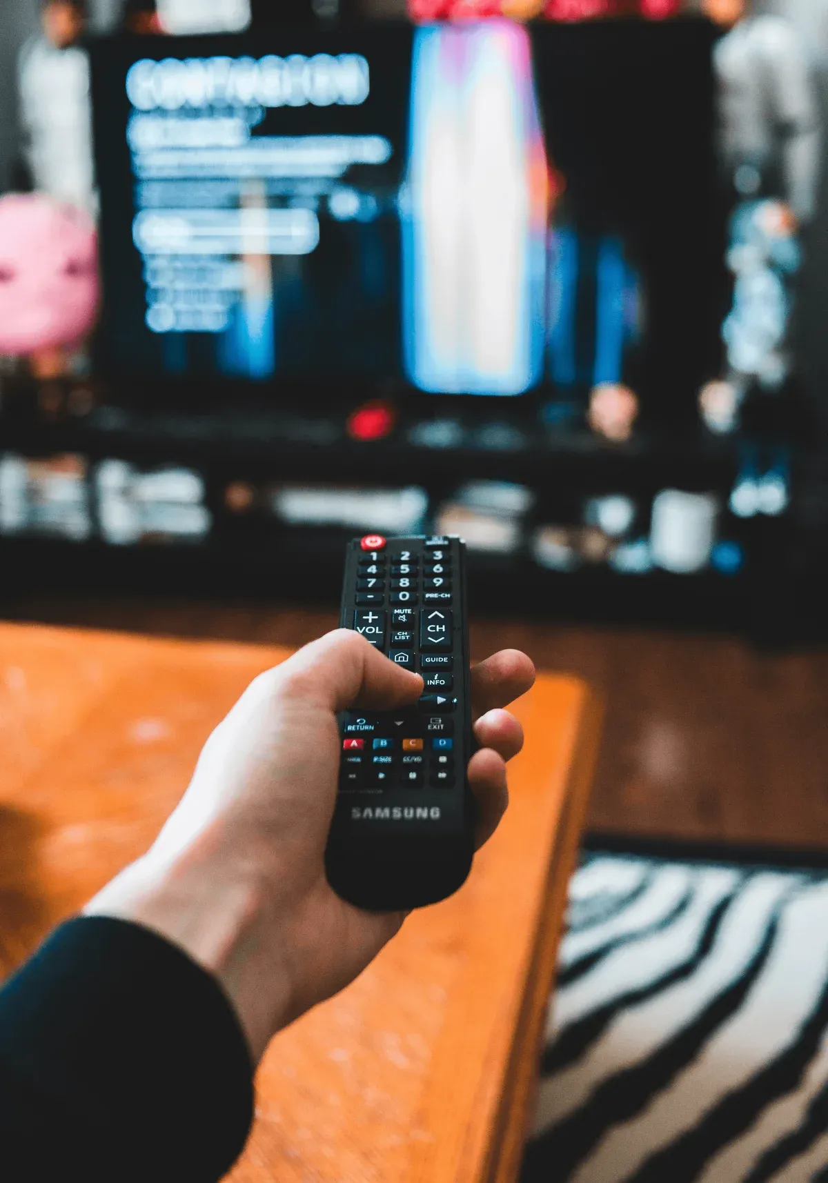 Télécommande dirigée vers un téléviseur écran plat