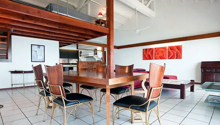 Espace repas en mezzanine de la Suite Equinoxe