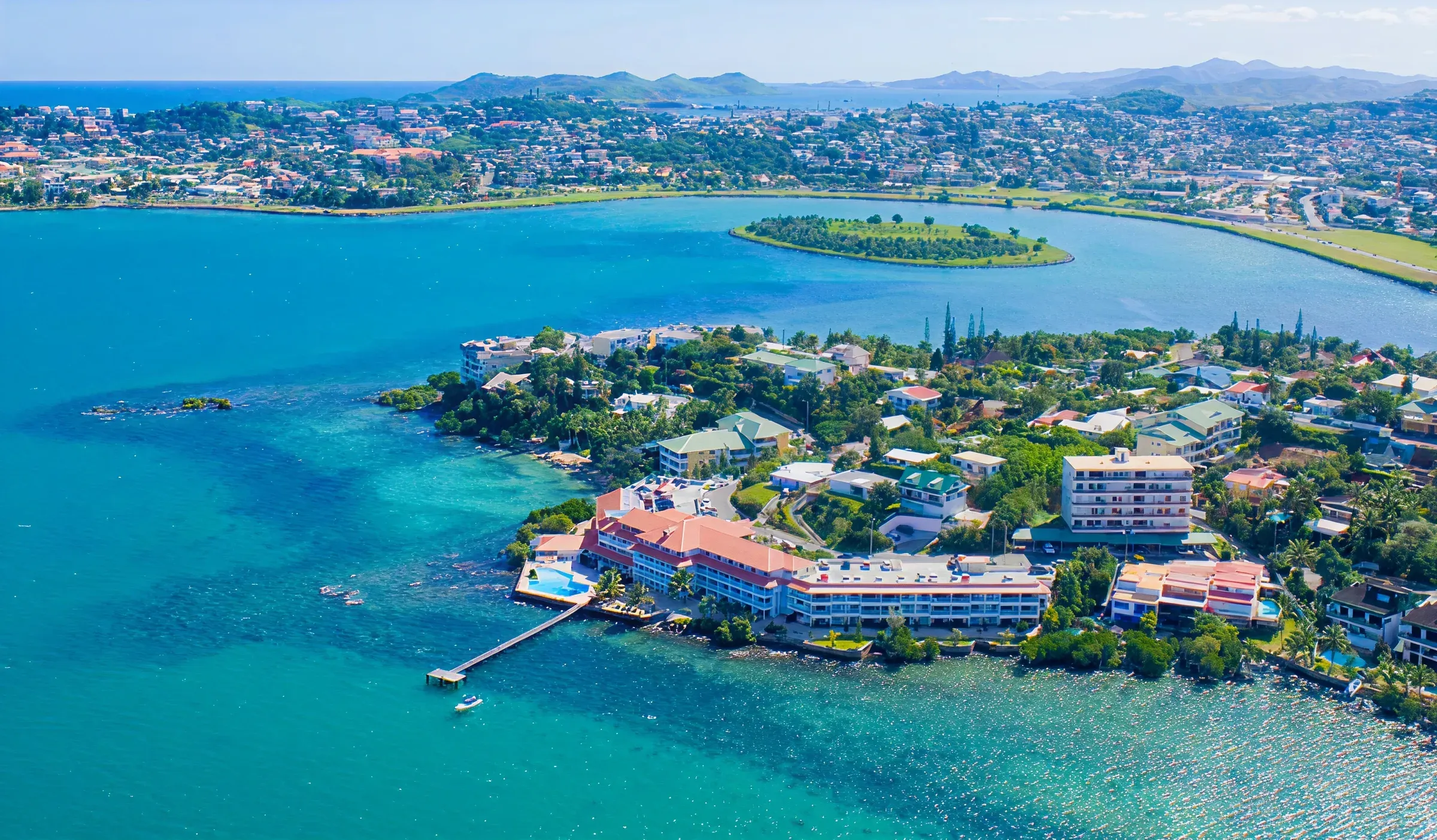 Vue aérienne de l’hôtel Le Stanley et de son ponton sur le lagon de Nouméa